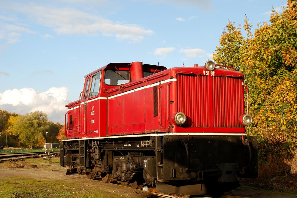 Abschied in Rot. Am 27. Oktober 2008 verläßt die Lok als V51 901 die Insel Rügen zur Hauptuntersuchung.
