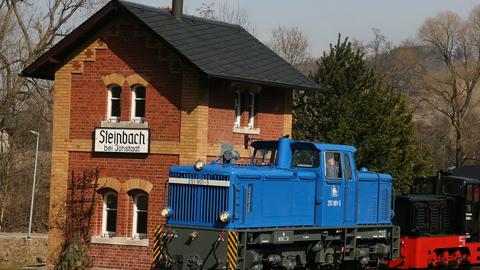 Rückkehr in Blau: Nach ihrer Lastprobefahrt am 26. März 2010 auf der Strecke zwischen Steinbach und Jöhstadt wird die Lok in der Woche nach Ostern wieder auf der Insel Rügen erwartet.