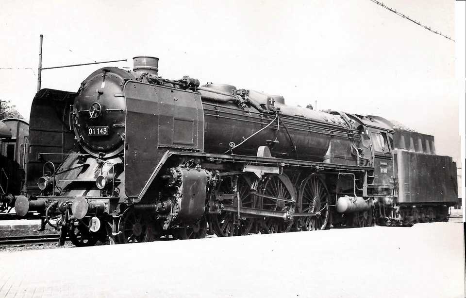 Die 01 143 aus der vierten 01-Bauserie. Im Jahr 1963 wurde unter Nutzung von Teilen dieser Lok die 01 509 gebaut.