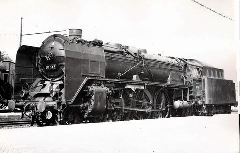 Die 01 143 aus der vierten 01-Bauserie. Im Jahr 1963 wurde unter Nutzung von Teilen dieser Lok die 01 509 gebaut.