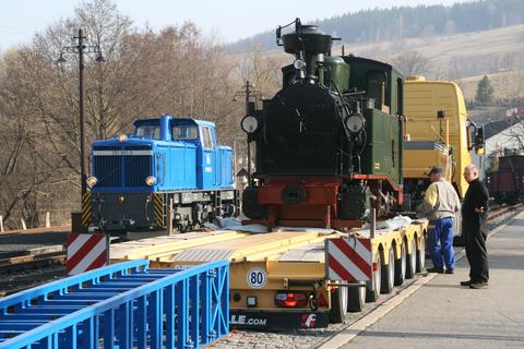 Am 26. März brachte 251 901-5 der RüBB die I K Nr. 54 zur Verladung nach Steinbach für die Präsentation vor dem Dresdner Verkehrsmuseum. Die beiden Loks und der Tieflader geben einen interessanten Kontrast vor der noch winterlich kargen Landschaft.