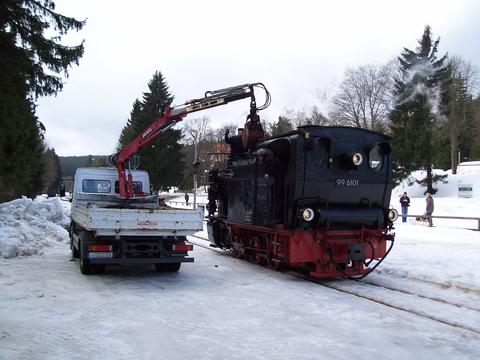 Am 27. Februar veranstaltete die IG „Harzer Schmalspurbahnen“ einen Sonderzug von Nordhausen auf den Brocken. Für 99 6101 wurde dabei eine ungewöhnliche Bekohlung im Bahnhof Drei Annen Hohne organisiert.