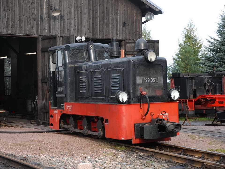 Diesellok 199 051 der Museumsbahn Schönheide – Stützengrün vor dem Lokschuppen in Schönheide Mitte.