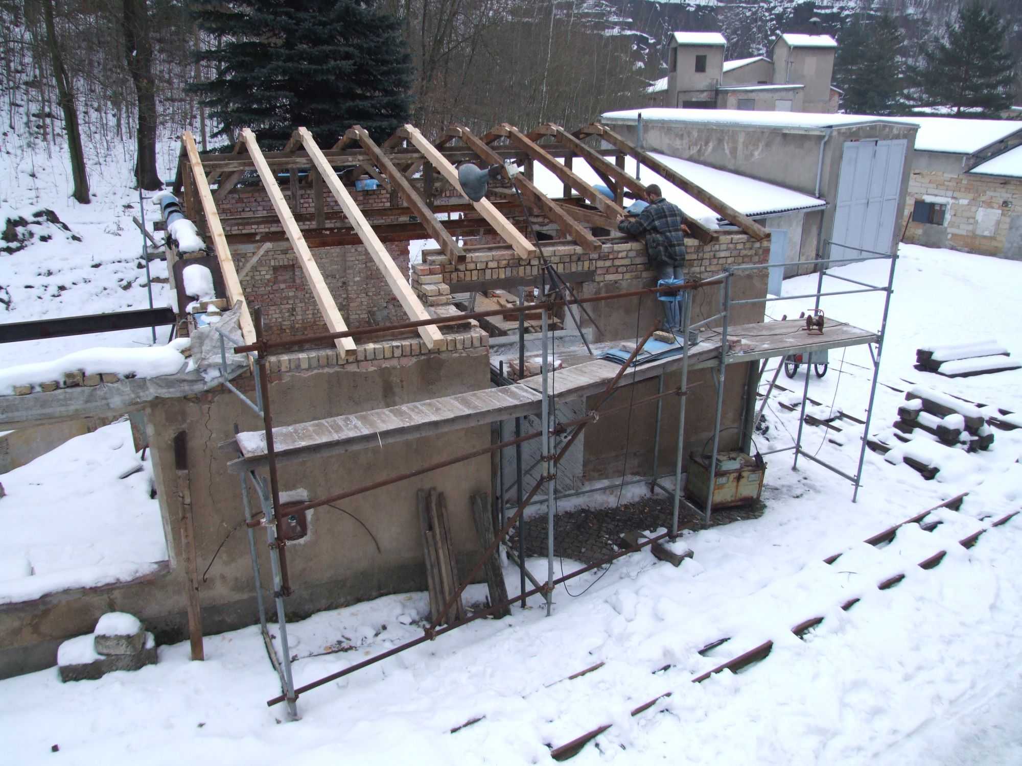Die Arbeiten am Dachstuhl des Laborgebäudes sind auch über den Winter intensiv fortgesetzt worden.