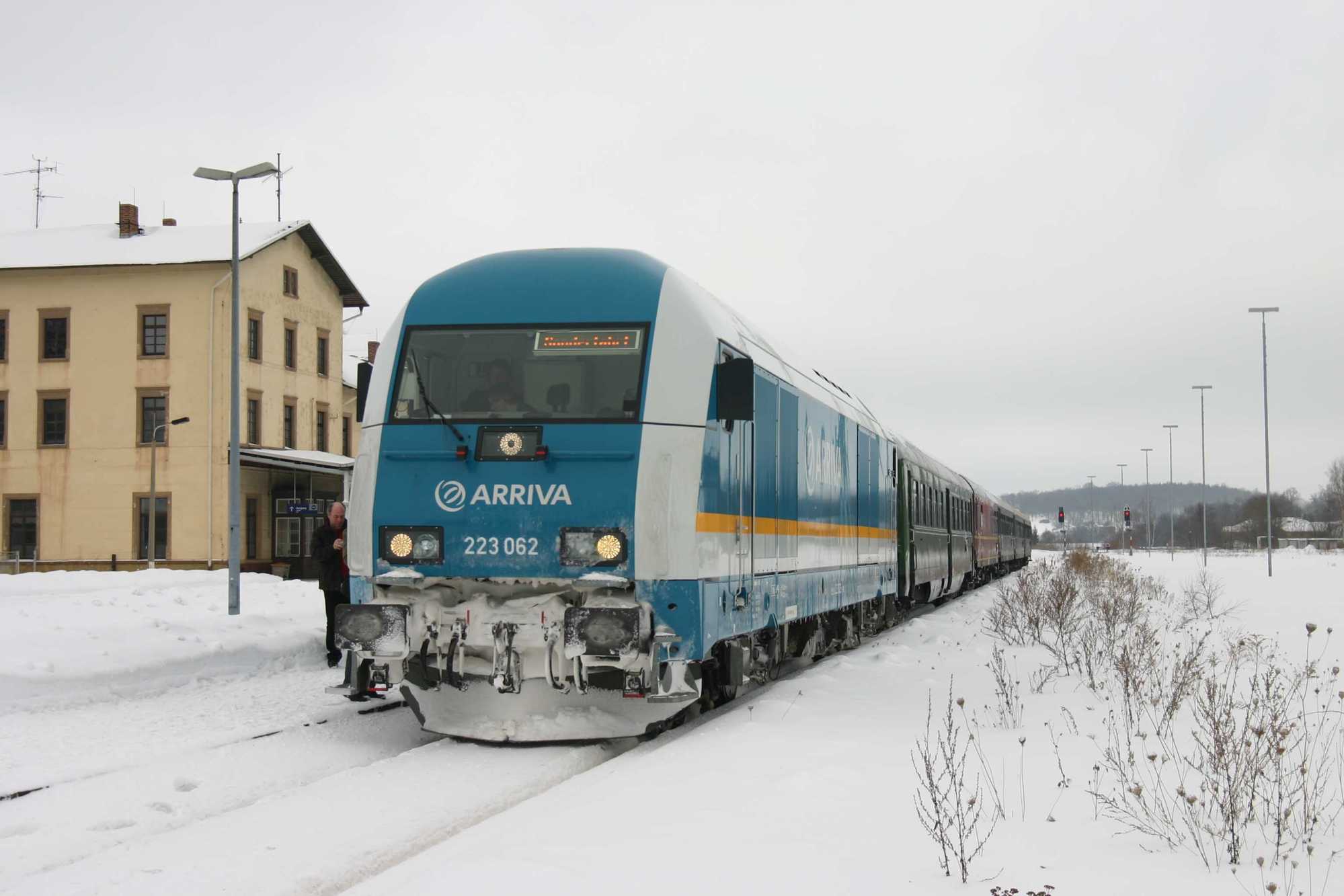 Am 13. Februar 2010 fotografierte Olaf Gläser den VSE-Sonderzug „Eine Winterreise mit der Eisenbahn ins Zittauer Gebirge“ bei seinem kurzen Halt im Bahnhof Ebersbach.