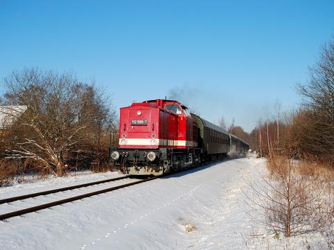 112 565-7 der PRESS mit einem Sonderreiszug am 20. Dezember 2009 kurz vor Zwönitz.