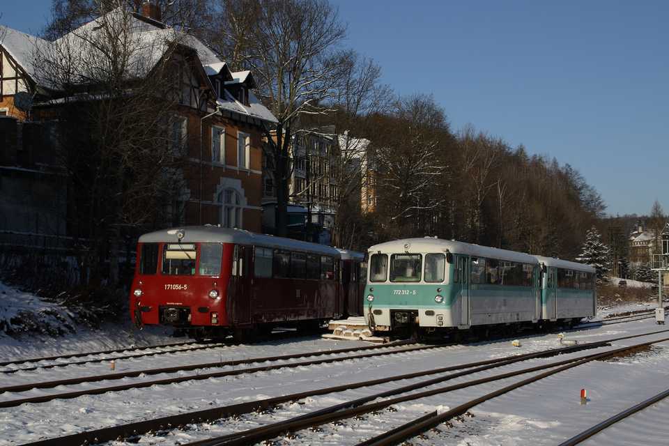 Am 20. Dezember 2009 gab es die einmalige Gelegenheit, beim Umsetzen der Ferkeltaxengarnituren in Annaberg-Buchholz Süd beide Farbvarianten kurz nebeneinander stehen zu sehen.