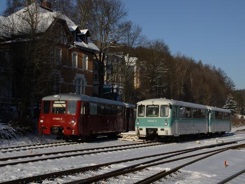 Am 20. Dezember 2009 gab es die einmalige Gelegenheit, beim Umsetzen der Ferkeltaxengarnituren in Annaberg-Buchholz Süd beide Farbvarianten kurz nebeneinander stehen zu sehen.
