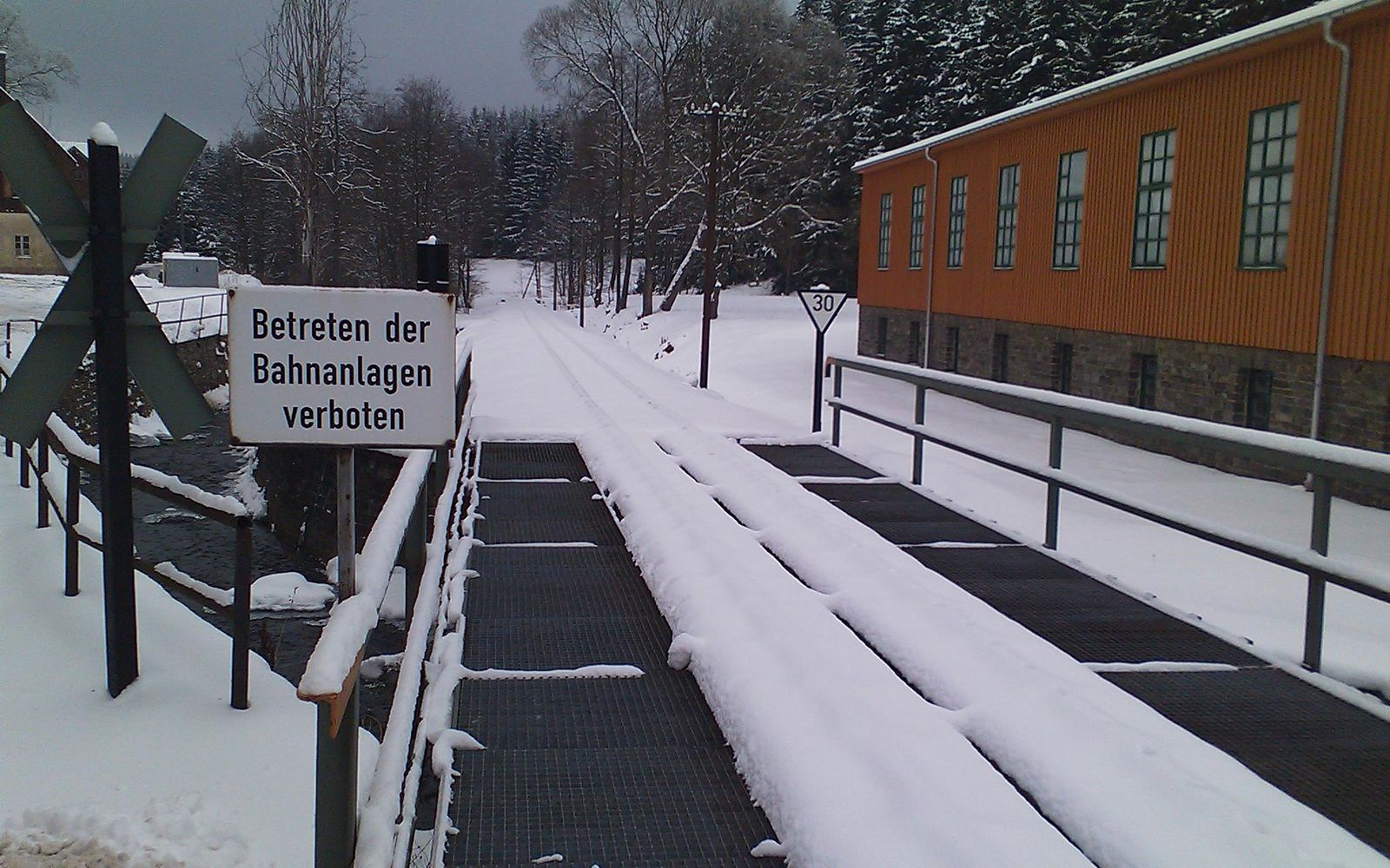 Nach knapp drei Wochen Winterpause musste vor dem ersten „WinterDampf“-Wochenende erst einmal Schnee von der Strecke geräumt werden.