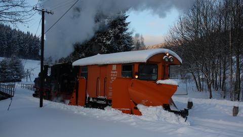 Schneepflug 97-09-43 und Dampflok 99 1542-2 kamen mehrfach zum Einsatz, um die Strecke nach den Schneefällen im Januar für die Fahrtage zum „WinterDampf“ zu rüsten.
