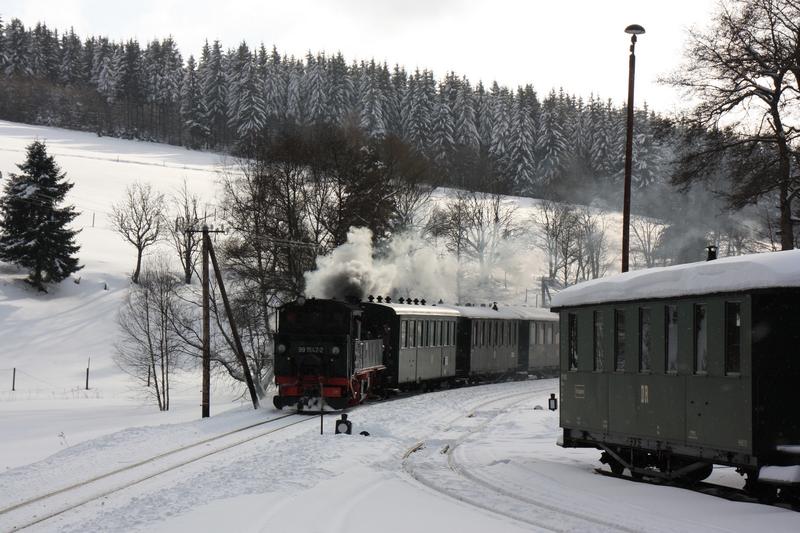 Mit dem Fahrbetrieb „WinterDampf“ verkehrt die Preßnitztalbahn während der Winterferien in den ostdeutschen Bundesländern an insgesamt vier Wochenenden von Ende Januar bis Ende Februar.