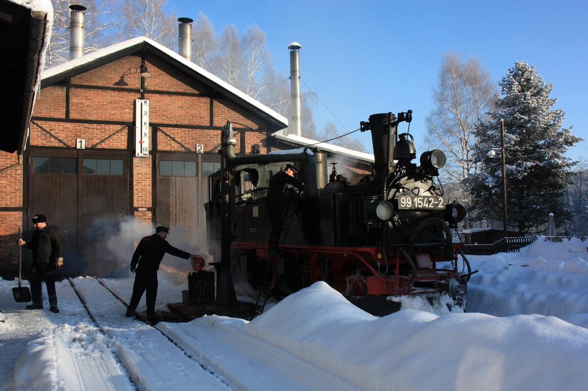 Die Vorbereitung auf den Einsatz der Dampflok ist besonders im Winter nicht immer ein Vergnügen, Eis und Kälte strengen zusätzlich an – Schneehaufen zwischen den Gleisen sorgen für längere Wege.
