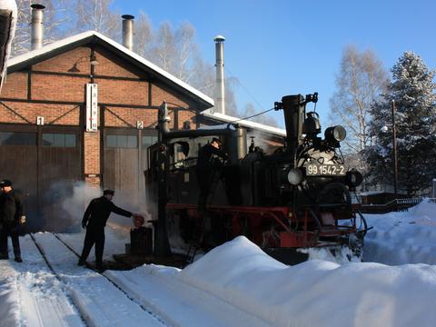 Die Vorbereitung auf den Einsatz der Dampflok ist besonders im Winter nicht immer ein Vergnügen, Eis und Kälte strengen zusätzlich an – Schneehaufen zwischen den Gleisen sorgen für längere Wege.