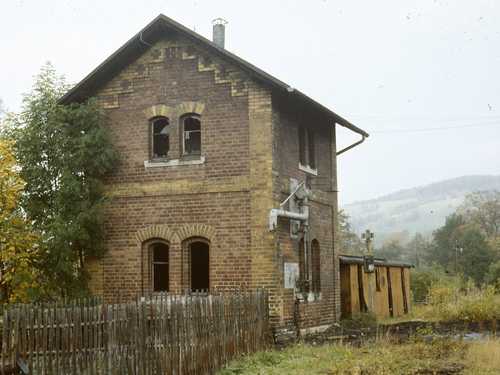 Sinnbild für die Einstellung der Preßnitztalbahn der ruinöse Zustand des Wasserhauses in Steinbach.