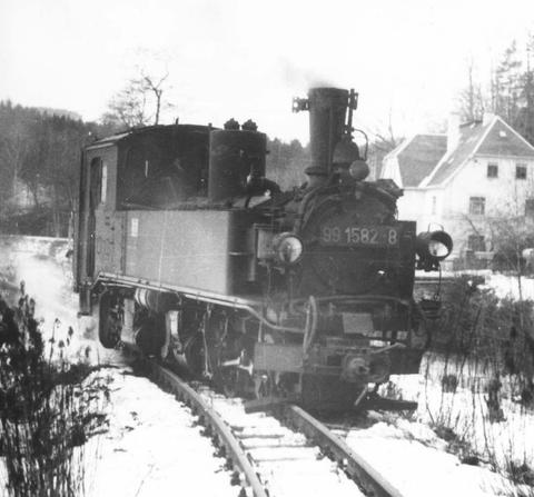 Entgleisung der 99 1582-8 am 19. Januar 1986 nahe dem ersten Bahnübergang in Streckewalde. Die Wiedereingleisung erfolgte durch den herbeigerufenen Hilfszug des Bw Karl-Marx-Stadt am Folgetag.