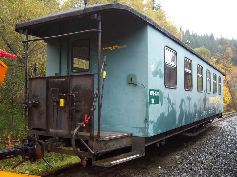 Der Reko-Wagen 970-576 in Schlössel abgestellt. Das Logo der Fichtelbergbahn ist noch gut zu erkennen.