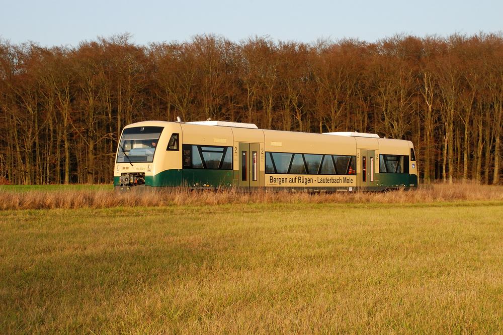 Triebwagen RegioShuttle 650 032-4 der EBB Pressnitztalbahn mbH wurde Ende November nach Rügen überführt und bestritt auf seiner künftigen Einsatzstrecke erste Probe- und Personalschulungsfahrten.