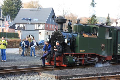 Das Personal der I K Nr. 54 macht es sich am 29. November in einer Kreuzungspause im Bahnhof Schmalzgrube für einen kleinen Imbiss auf der Pufferbohle bequem.