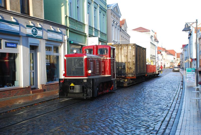 Der „Molli“-Dienstzug mit V10C und „Containerwagen“ am 21.November in den Straßen von Bad Doberan.