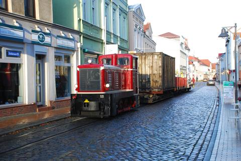 Der „Molli“-Dienstzug mit V10C und „Containerwagen“ am 21.November in den Straßen von Bad Doberan.