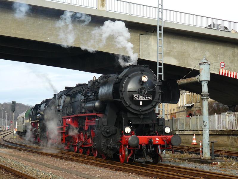 Der 296 Meter lange Zug am 6. Dezember war zu lang für den Bahnsteig im Bahnhof Aue (Sachs.). Deshalb mußte die Einheit bis unter die bekannte Bahnhofsbrücke vorgezogen wer-den.