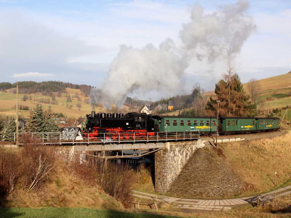 99 1773 ist am 27. November 2009 mit dem P1001 auf der Brücke in Neudorf in Richtung Oberwiesenthal unterwegs.