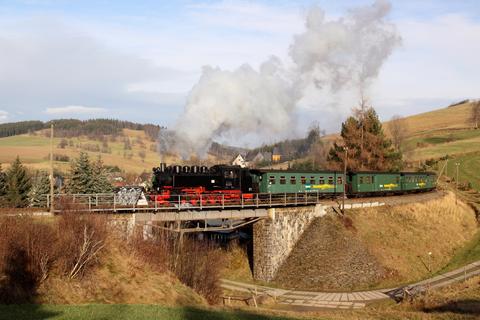 99 1773 ist am 27. November 2009 mit dem P1001 auf der Brücke in Neudorf in Richtung Oberwiesenthal unterwegs.