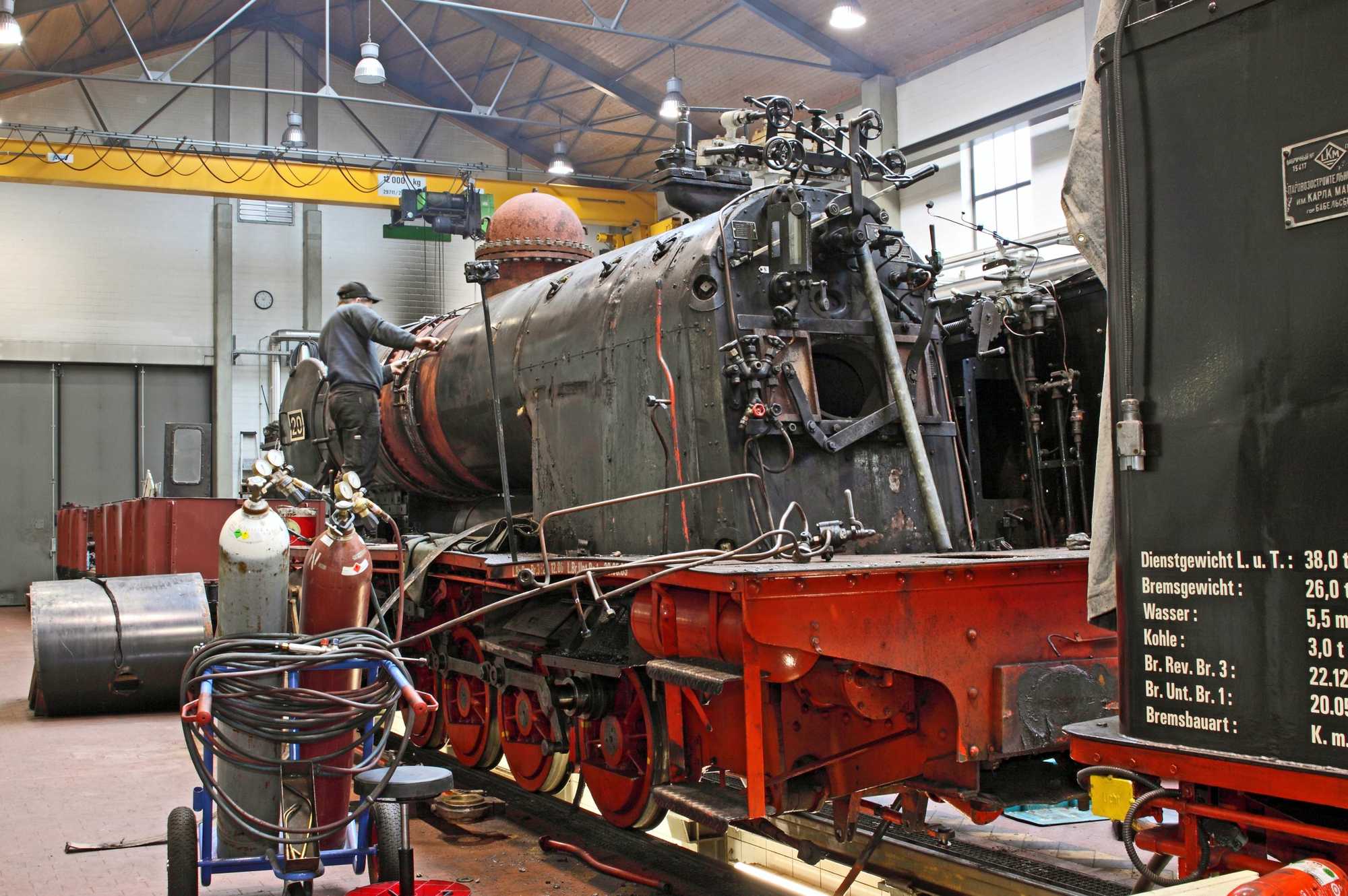 In der Werkstatt der SDG in Oberwiesenthal läuft die betriebsfähige Wiederherstellung der Lok 20 der Mansfelder Bergwerksbahn, die beim Zugunglück auf der Lößnitzgrundbahn am 12. September beschädigt worden war.