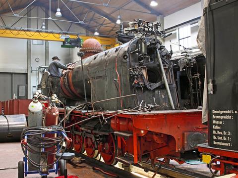 In der Werkstatt der SDG in Oberwiesenthal läuft die betriebsfähige Wiederherstellung der Lok 20 der Mansfelder Bergwerksbahn, die beim Zugunglück auf der Lößnitzgrundbahn am 12. September beschädigt worden war.