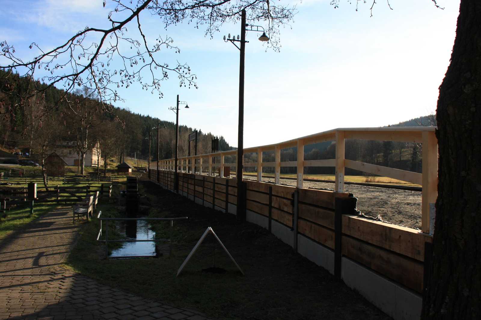 Blick entlang des neuen Bahnsteigverbaus am Hp. Forellenhof.
