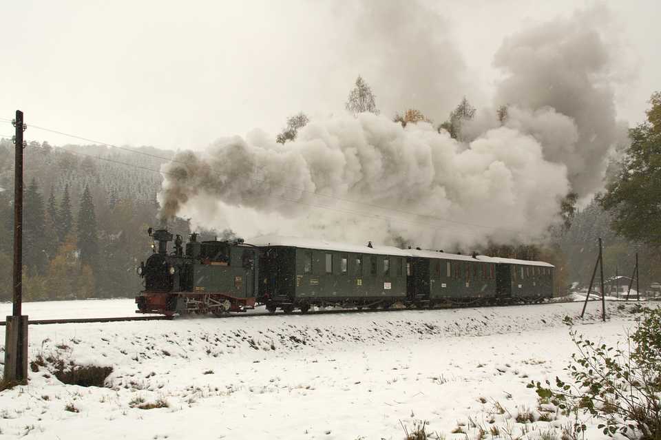 Am 17. Oktober erlebte die I K Nr. 54 ihre Schneetaufe. Daniel Theumer beobachtete den Zug mit „Emma“ auf dem Streckenabschnitt zwischen Hp. Forellenhof und Bahnhof Schmalzgrube