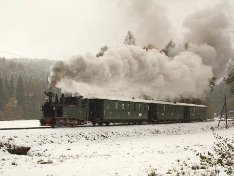 Am 17. Oktober erlebte die I K Nr. 54 ihre Schneetaufe. Daniel Theumer beobachtete den Zug mit „Emma“ auf dem Streckenabschnitt zwischen Hp. Forellenhof und Bahnhof Schmalzgrube