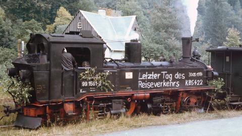 Die IV K 99 1561-2 hatte (wieder einmal) die zweifelhafte Ehre, ein Kapitel Eisenbahngeschichte zu beenden. Sie hatte am 30. September Dienst auf der Strecke und war mit der Anschrift „Letzter Tag des Reiseverkehrs KBS 422“ verziert.