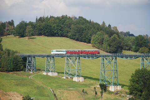 Triebwagengarnitur der „Erzgebirgischen Aussichtsbahn“ auf dem Markersbacher Viadukt.