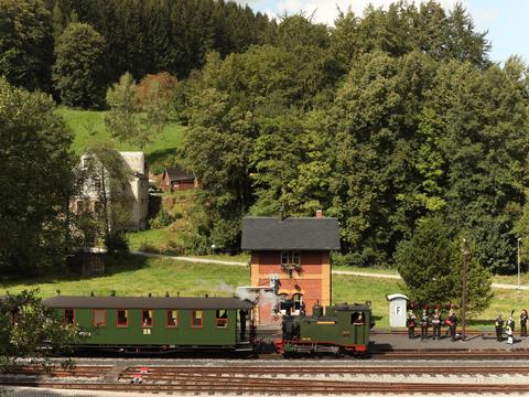 Einfahrt des ersten Sonderzuges mit der I K Nr. 54 am 29. August in Steinbach mit Musik-empfang.