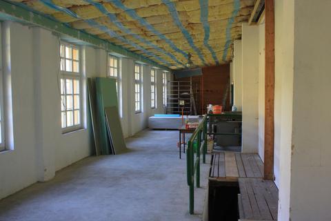 Der Innenausbau des seitlichen Anbaus an der Lagerhalle rückt der Fertigstellung näher.