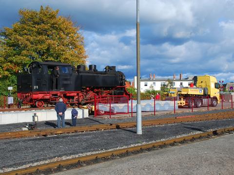 Verladung der 99 2321-0 der Mecklenburgischen Bäderbahn Molli in Bad Doberan am 12. Oktober 2009. Sie war die erste Lok, die über die neue Rampe verladen wurde.