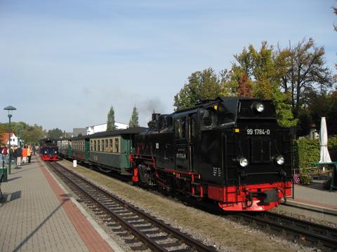 99 1784-0 mit dem Planzug am Bahnsteig und die Lok Aquarius im Einsatz für Führerstandsmitfahrten beim Binzer Kleinbahnfest.