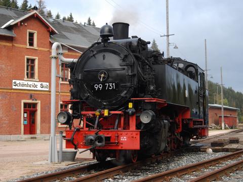 Am 30. September 2009 ist die Einheitsdampflok 99 731 der SOEG aus Zittau beim FHWE im Bahnhof Schönheide Süd eingetroffen. Damit befindet sich zum ersten Mal in der Geschichte eine Lok der BR 99.73-76 („VII K-Altbau“) auf Gleisen der Schmalspurbahn Wilkau-Haßlau - Carlsfeld (WCd-Linie).
