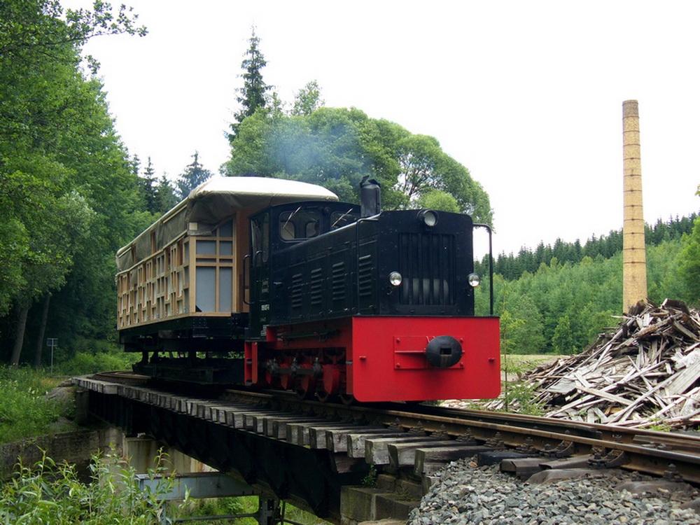 Am 7. Juli erfolgte die Überführung des neuen Kastens von Zwönitz. Ab Steinbach wurde die Bahn genutzt. Hier auf der Brücke vor dem Bahnhof Schlössel.