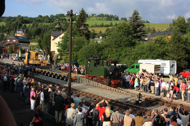 Zu einem richtigen Menschenauflauf entwickelte sich die Verladung der I K Nr. 54 auf den Tieflader zum Auftakt der „I K-Willkommenstour“ am 28. Juni in Steinbach.
