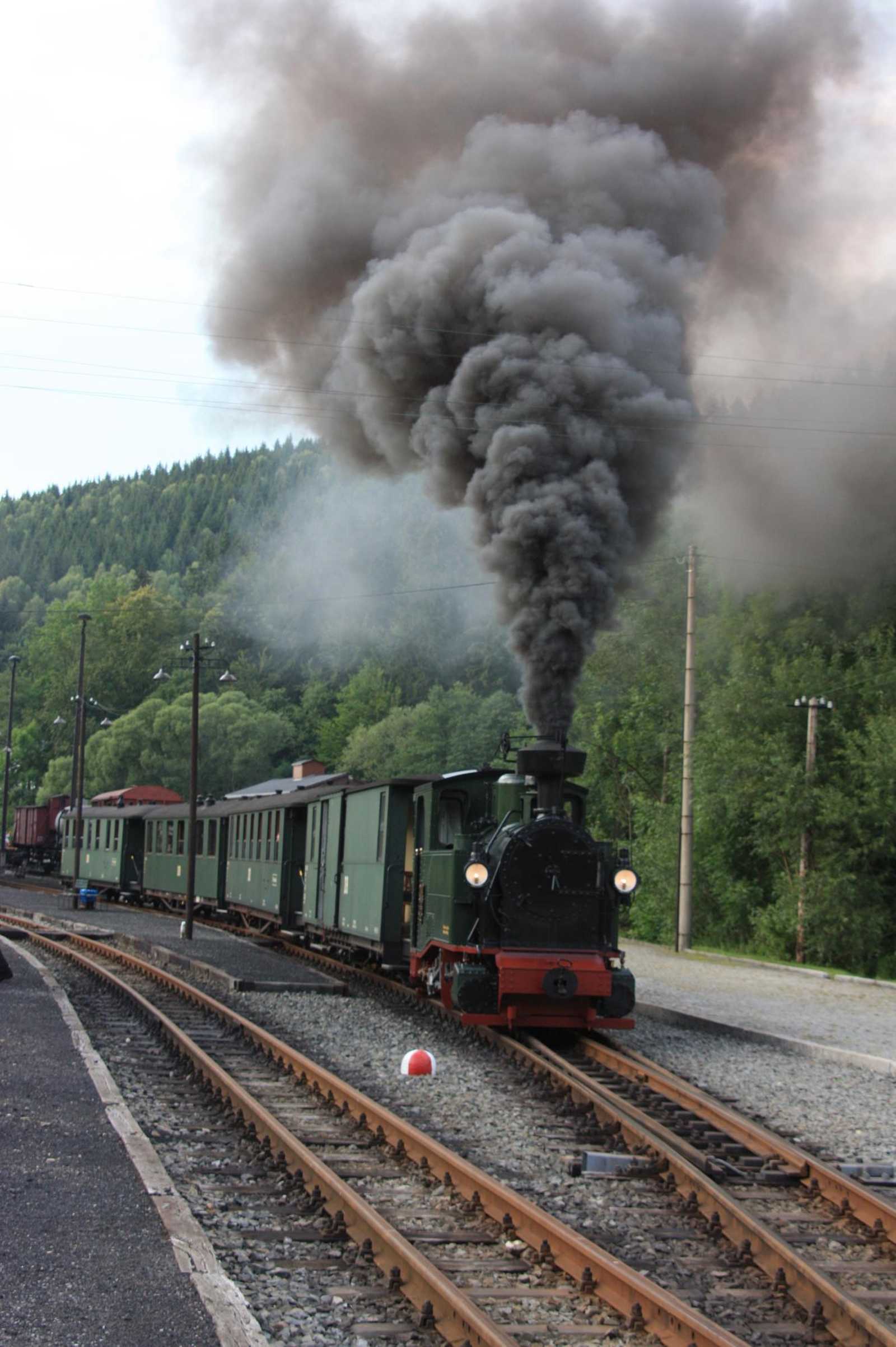 Lastprobefahrt mit 3 „Klassen“ und Länderbahngepäckwagen am 1. August im Bahnhof Schmalzgrube.