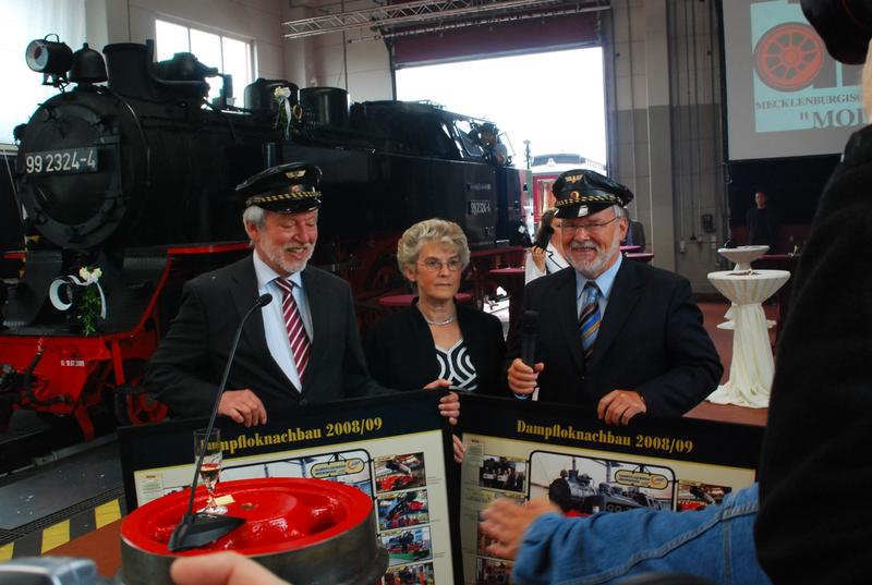 Mit vielen Gästen aus Politik und Wirtschaft wird die neue Lok in der Bad Doberaner Fahrzeughalle empfangen.
