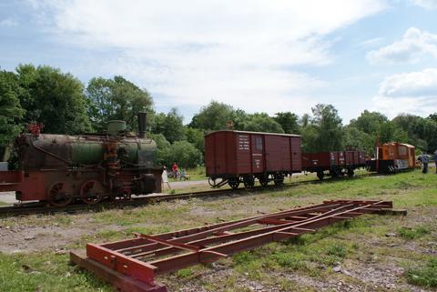 Zu ihrem Hoffest präsentierte die IG Hirzbergbahn neben der in Aufarbeitung befindlichen 99 7201 inzwischen zwei fertiggestellte Meterspurgüterwagen. Ganz hinten ist 199 003 der Industriebahn Halle zu erkennen.