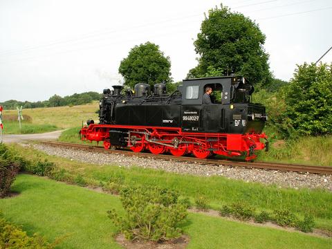 Am 29. Juli 2009 absolvierte Lok 99 4802-7 nach Rückkehr aus Meiningen ihre Probefahrt und ging gleich einen Tag später ins Rennen, zunächst als Schlepplok der Züge von der Lauterbacher Mole nach Putbus. 99 4802-7 auf Streckenprobefahrt.