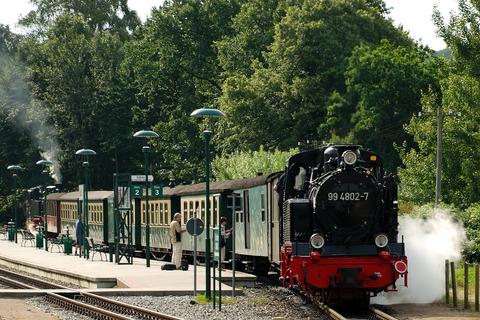 Die frisch hauptuntersuchte Lok 99 4802-7 fährt für die Streckenlastprobefahrt von Göhren nach Putbus zunächst allein nach Binz LB und von dort als Schlußlok eines planmäßigen Zuges mit. Aufnahme im Bahnhof Binz LB.