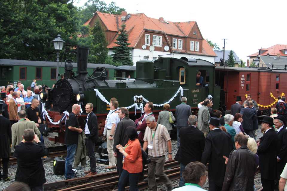 Anlässlich Historik Mobil 2009 fuhr der „100-Jährige sächsische Zug“ mit der geschmückten IV K an der Spitze ein. Viele Gäste nutzten die Gelegenheit, die Lok aus nächster Nähe zu besichtigen.