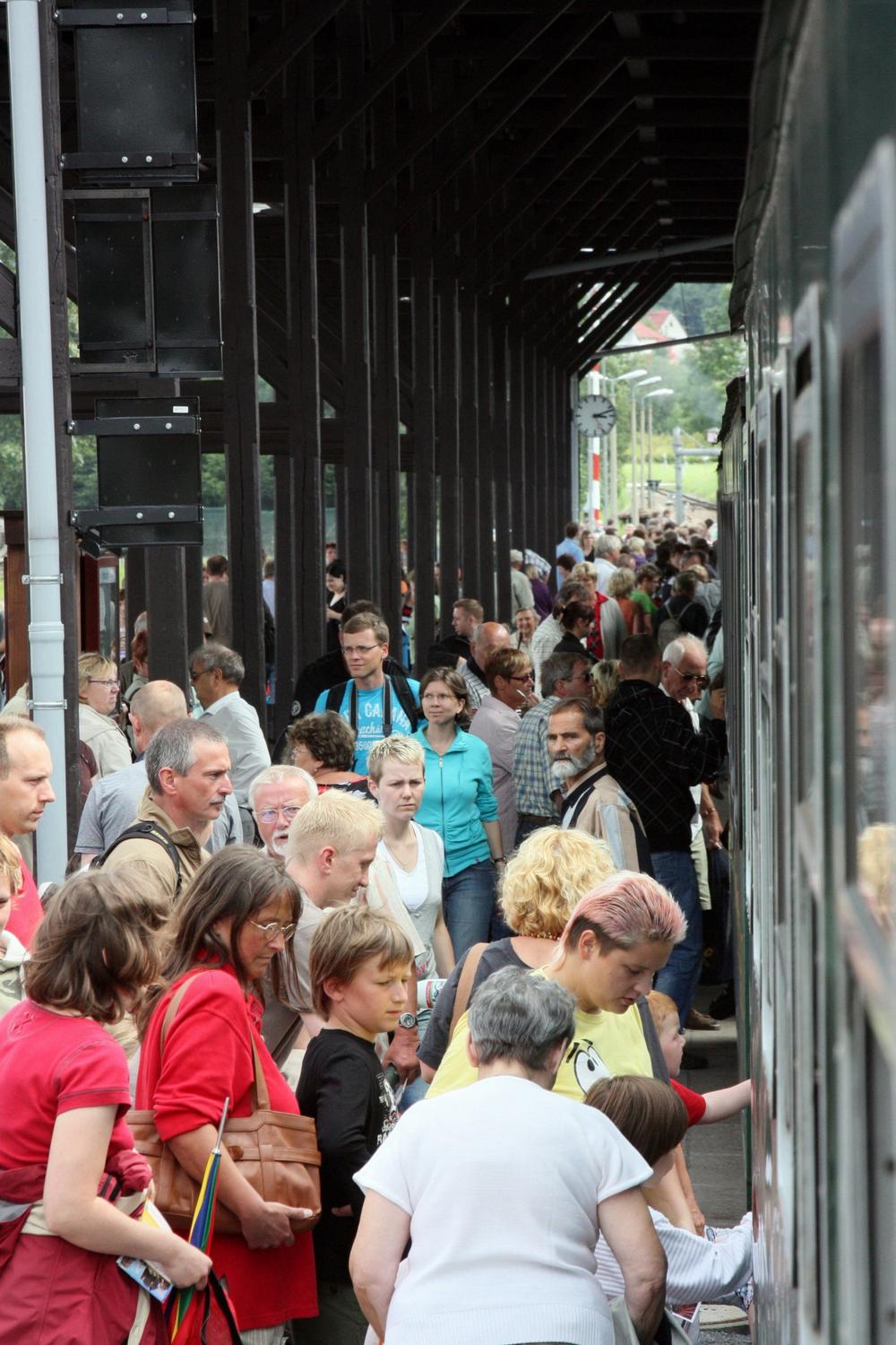 Reger Fahrgastwechsel im Bf Dippoldiswalde. Trotz verregneten Wetters kamen nach Veranstalterangaben zum Festival 2000 Schaulustige zu den 50 Einzelveranstaltungen und über 6000 Fahrgäste füllten die Züge.
