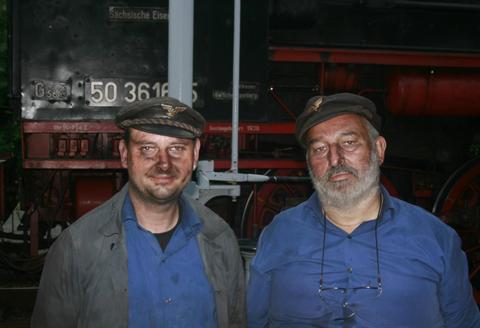 Geschafft und zufrieden… Dieter Neumann und Kenny Hornig sorgten am 14. Juni 2009 für pünktliche und sichere Beförderung des Charterzuges der Freien Presse zur Landesgartenschau nach Reichenbach/V..
