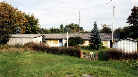 Im Oktober 1995 fotografierte Sven Hoyer diese Ansicht vom Lager. Hinter dem Fotografen erstrecken sich die Gleisanlagen des Bahnhofes Putbus.